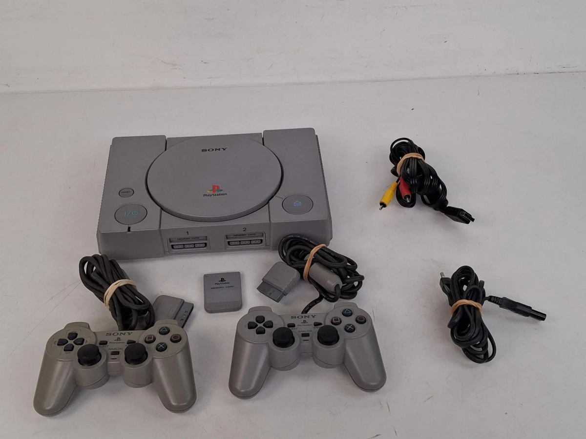 Playstation 1 console met twee controllers – kavel bij De Kringwinkel, Waardamme