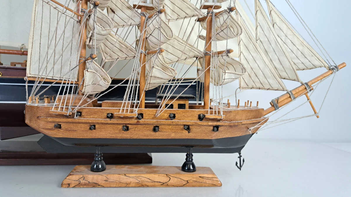 Set van 2 houten modelzeilschepen met zeilen - foto 11