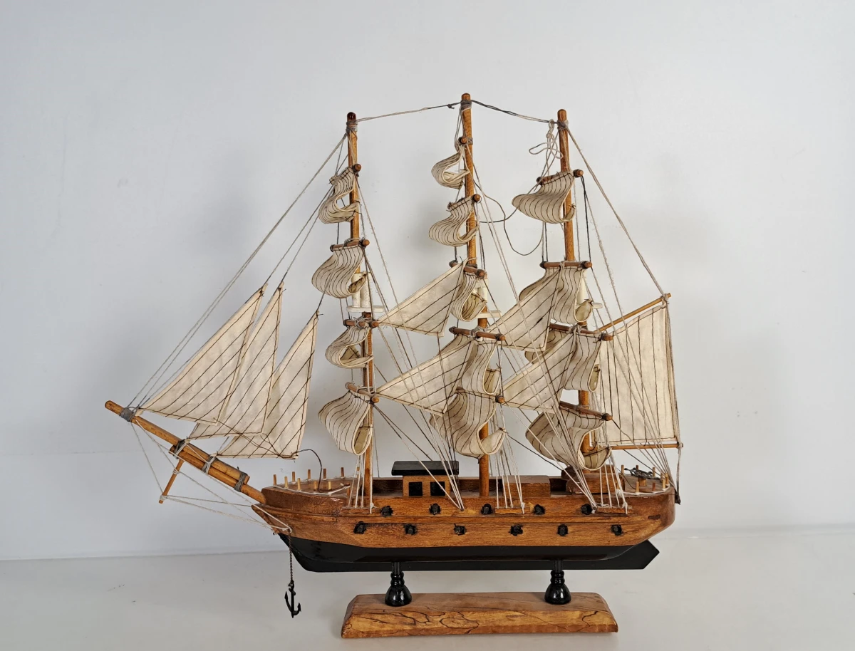 Set van 2 houten modelzeilschepen met zeilen - foto 5