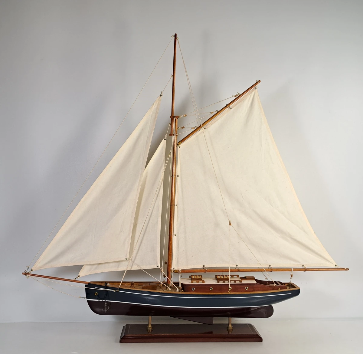 Set van 2 houten modelzeilschepen met zeilen - foto 2
