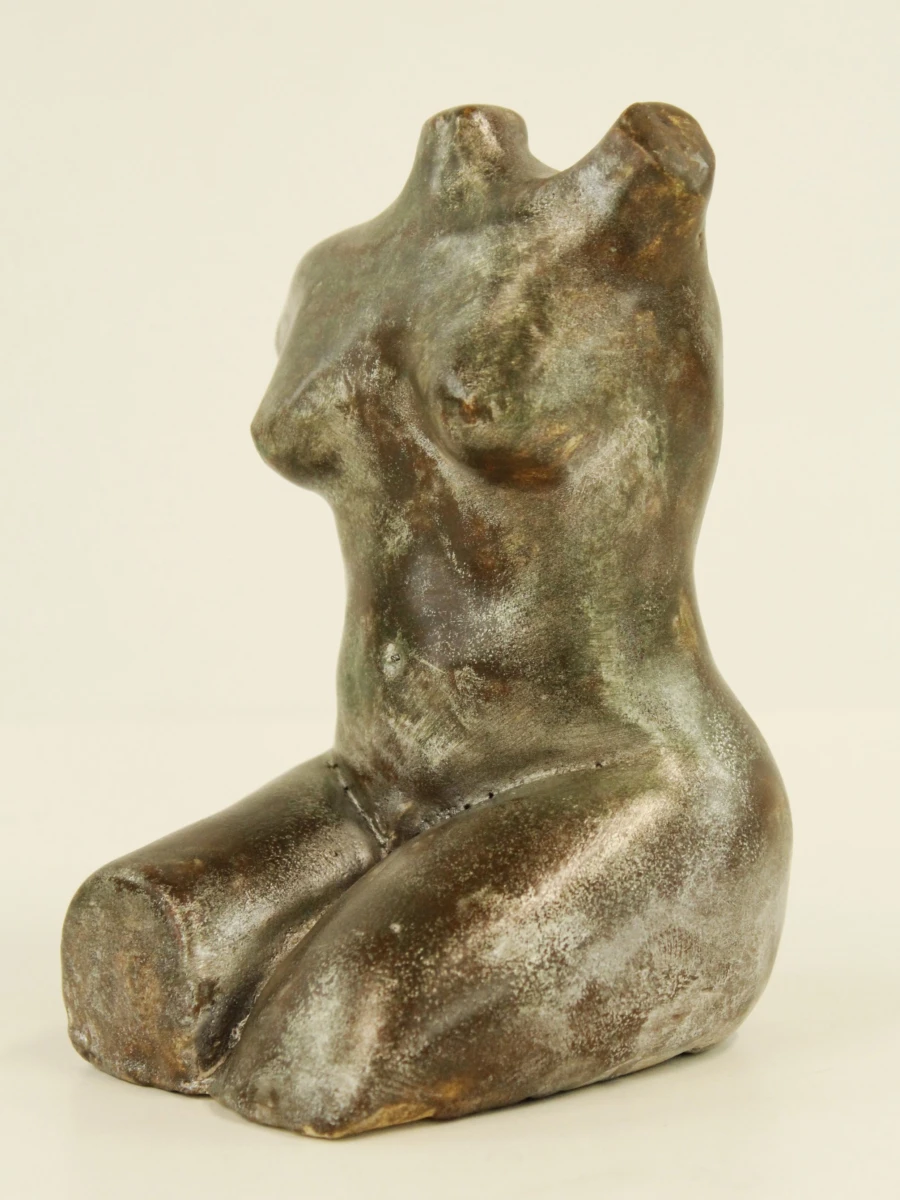 Keramische vrouwentorso in glanzende metalickleur met patina - foto 2