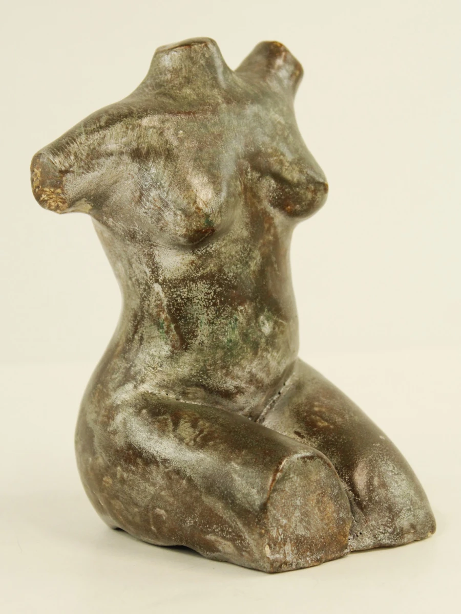 Keramische vrouwentorso in glanzende metalickleur met patina - foto 3