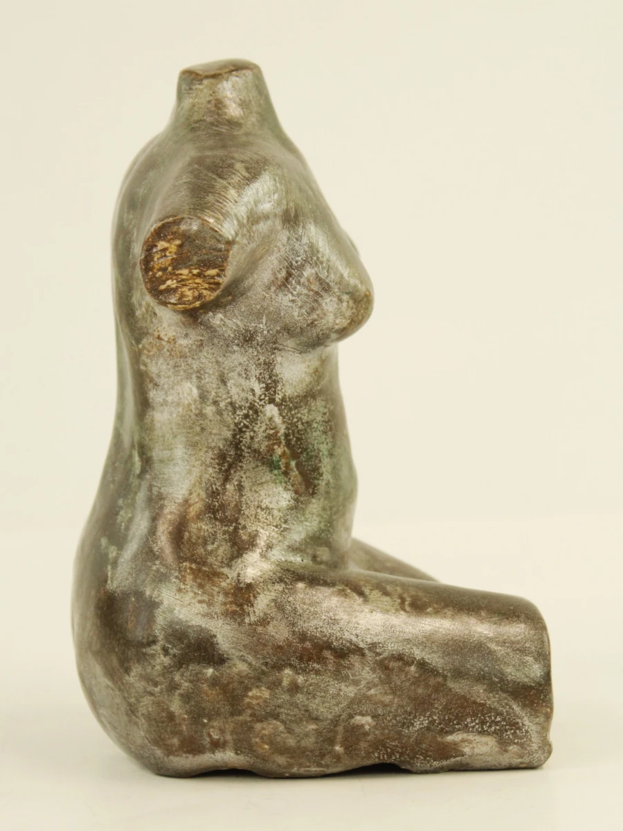 Keramische vrouwentorso in glanzende metalickleur met patina - foto 4