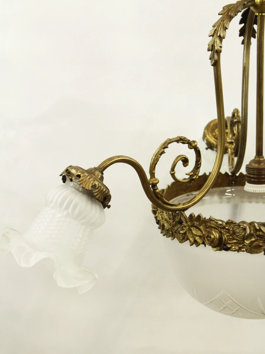 Antieke hanglamp met glas en messing decoratie - foto 3