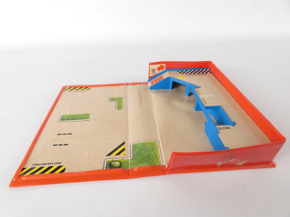 Micro Machines speelset met auto's en parkeerplaats - foto 2