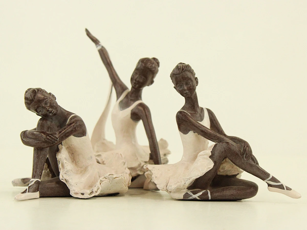 Triptiek figuratieve ballerina-sculpturen in contrast - foto 2