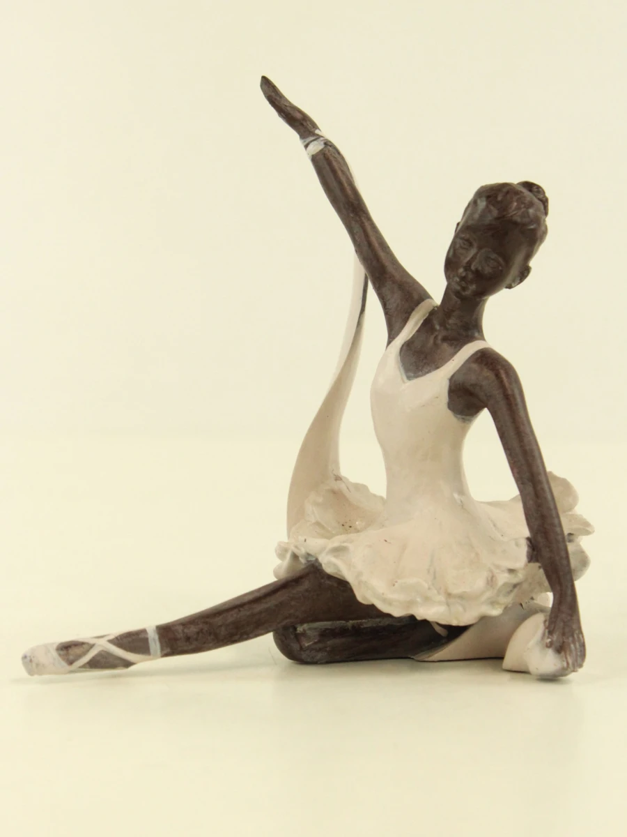 Triptiek figuratieve ballerina-sculpturen in contrast - foto 5