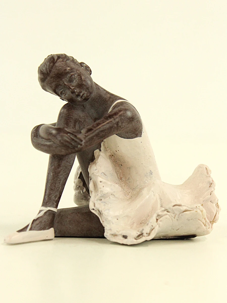 Triptiek figuratieve ballerina-sculpturen in contrast - foto 7
