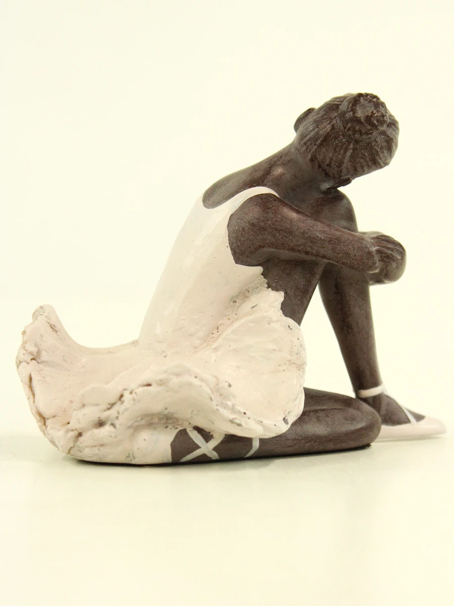 Triptiek figuratieve ballerina-sculpturen in contrast - foto 8