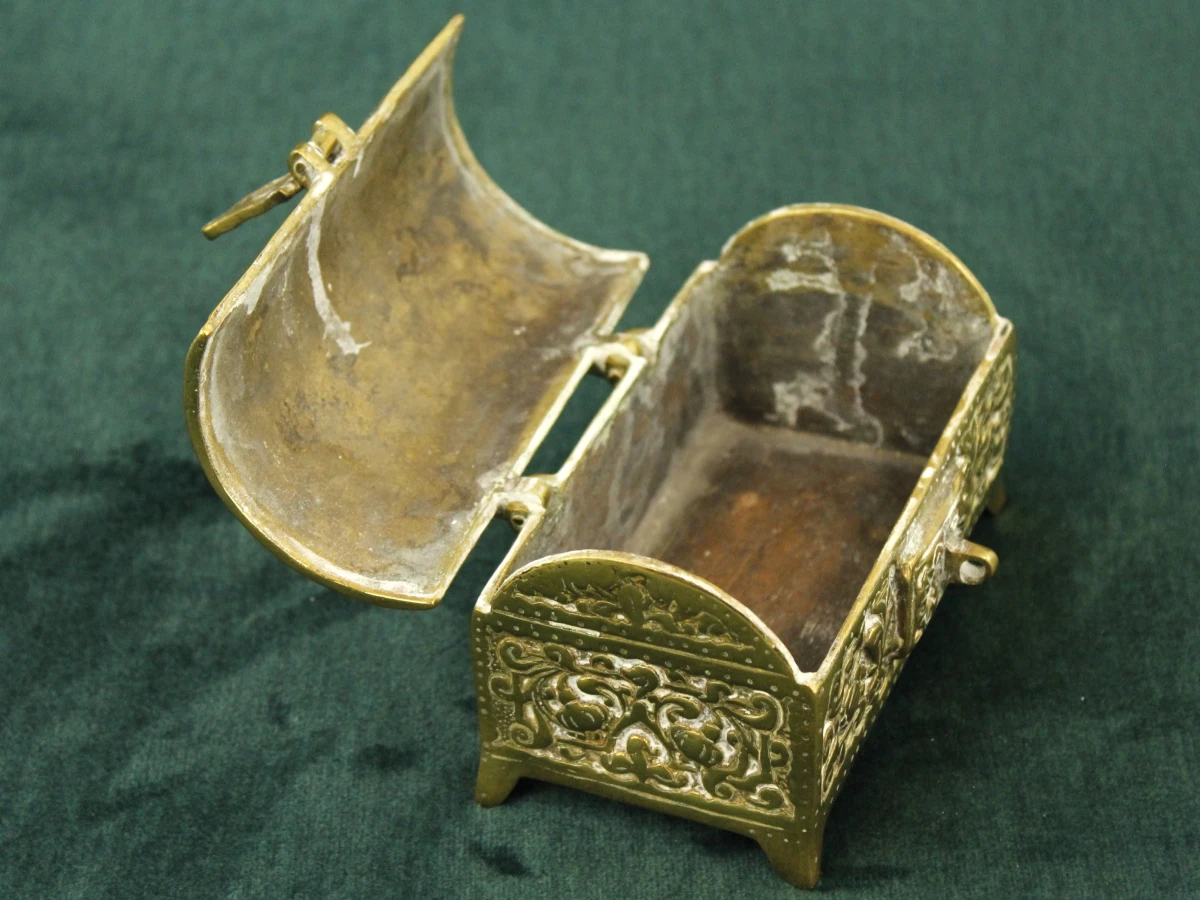 Goudkleurige metalen sieradenkist met reliëf - foto 5