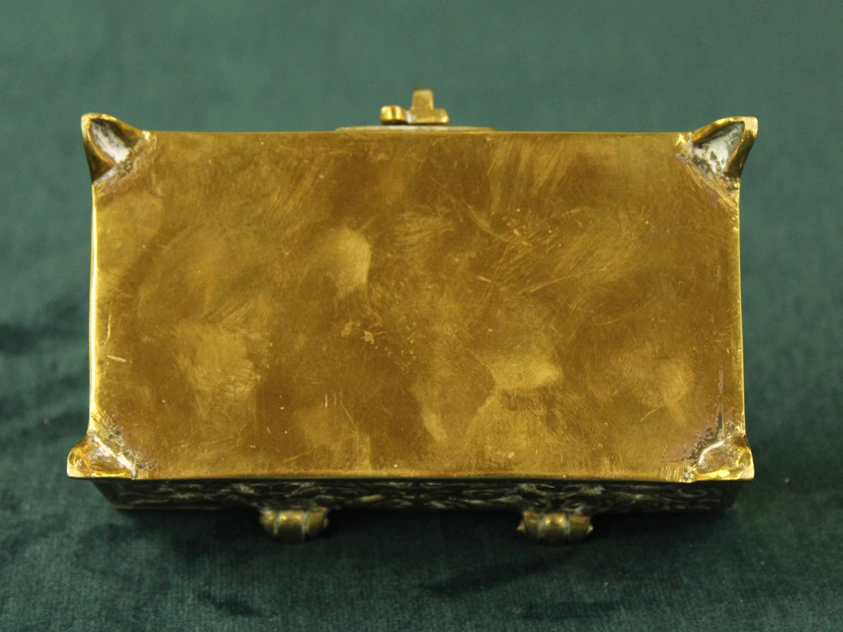 Goudkleurige metalen sieradenkist met reliëf - foto 6