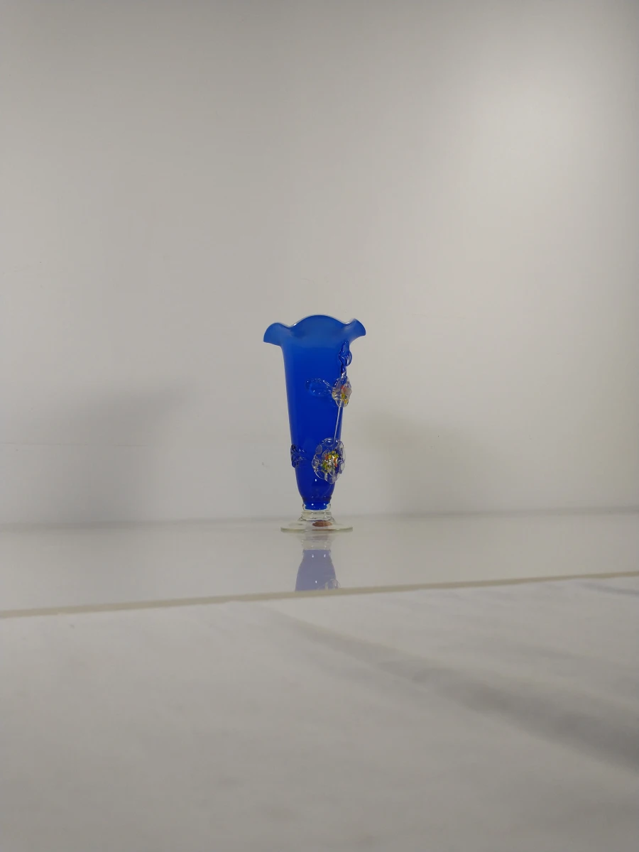 Blauwe glazen vaas met bloemdecoratie - foto 4