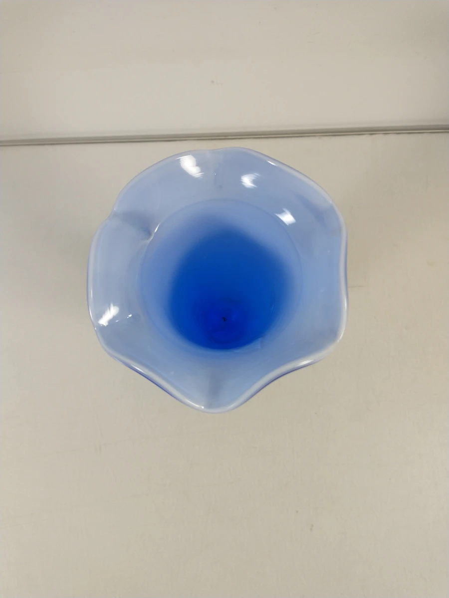 Blauwe glazen vaas met bloemdecoratie - foto 8