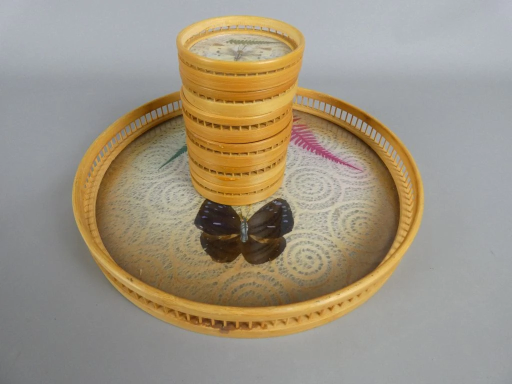 Set van bamboe onderzetters en dienblad met vlinderdecoratie - foto 2