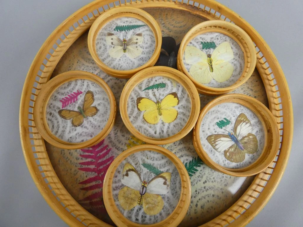 Set van bamboe onderzetters en dienblad met vlinderdecoratie - foto 7