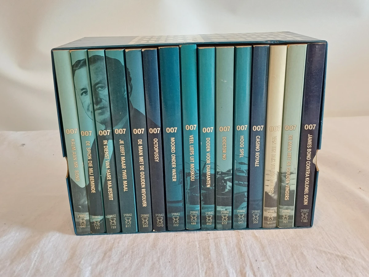Collectie James Bond boeken in doos - foto 2
