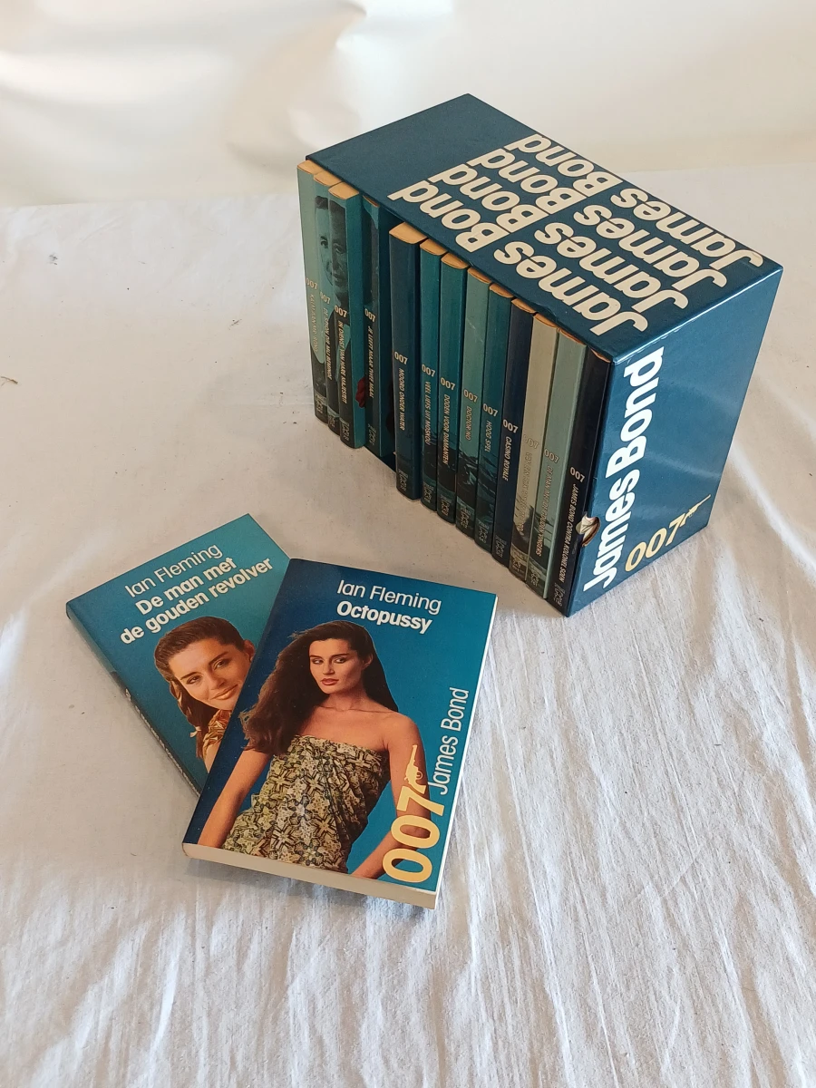 Collectie James Bond boeken in doos - foto 6