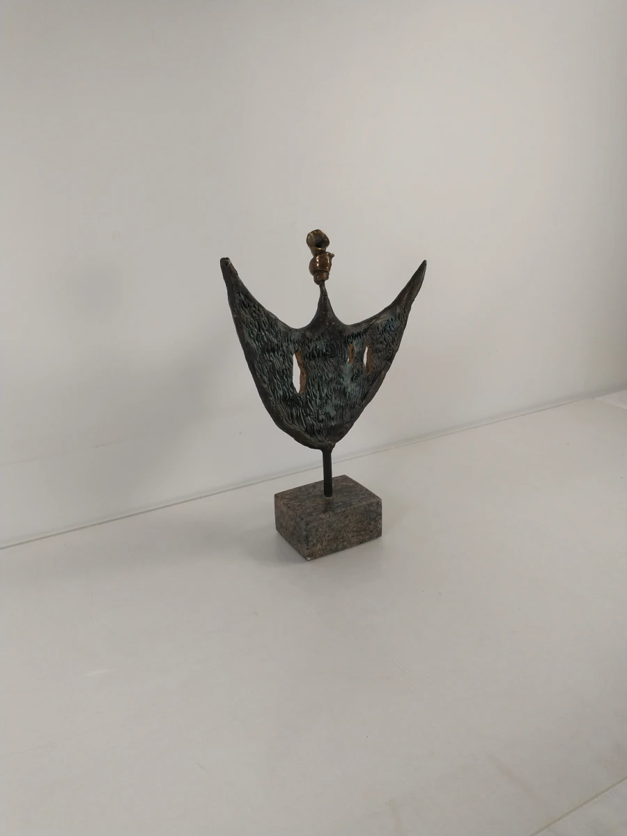 Abstract bronzen beeld op stenen voet - foto 2