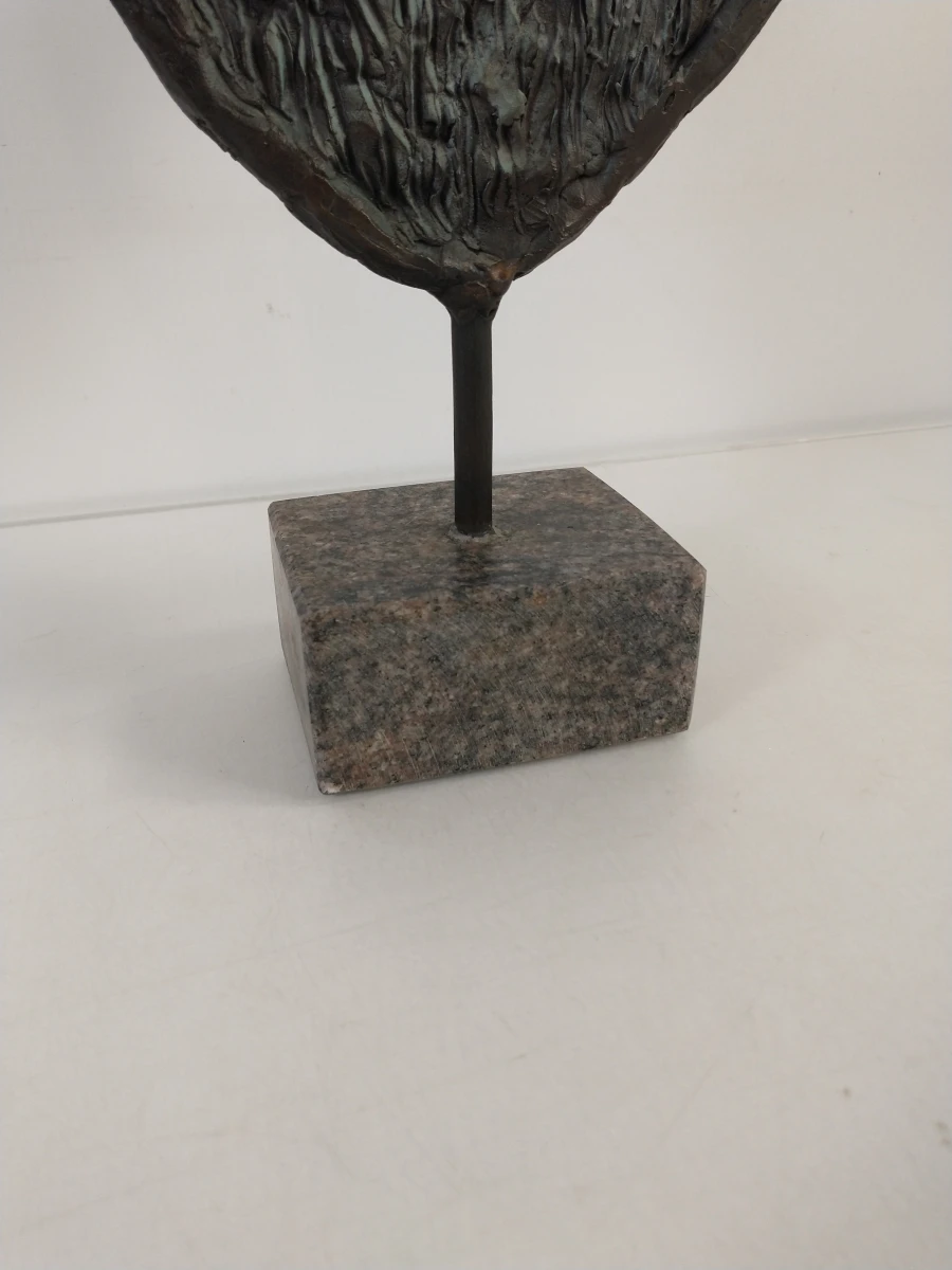 Abstract bronzen beeld op stenen voet - foto 5