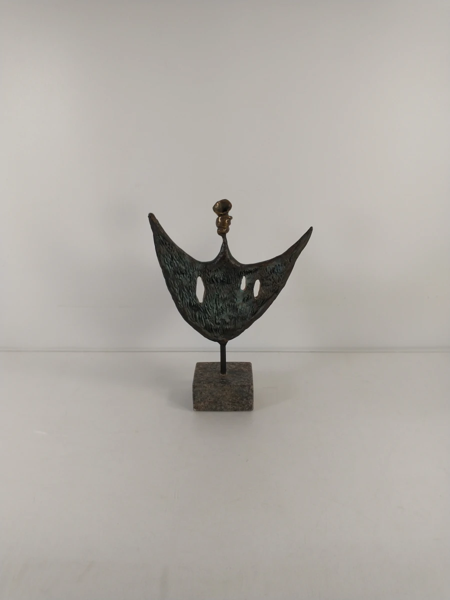 Abstract bronzen beeld op stenen voet - foto 4