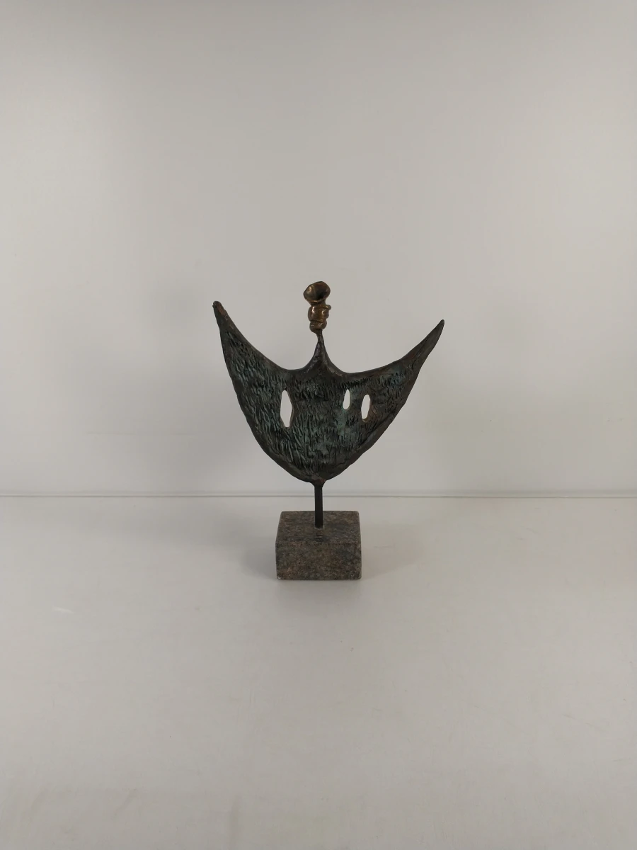Abstract bronzen beeld op stenen voet - foto 3