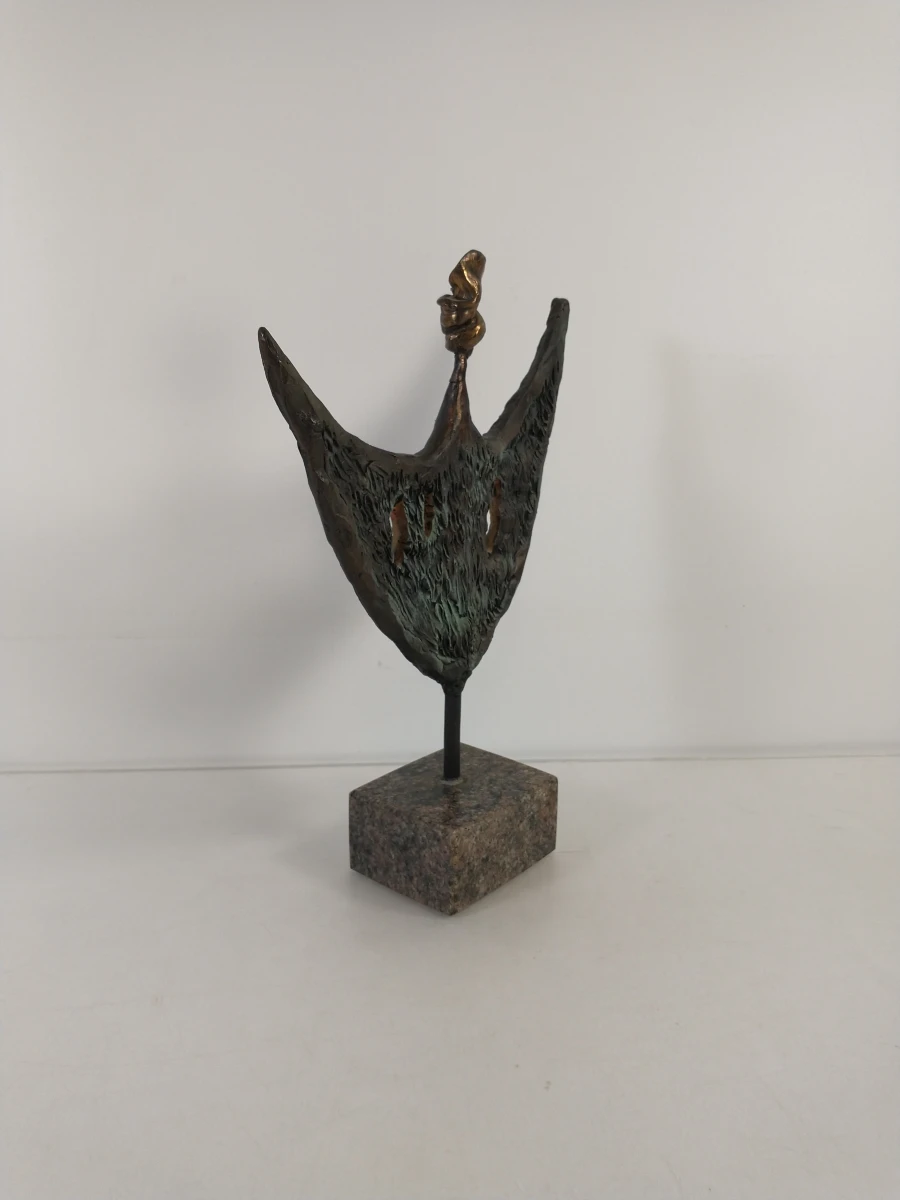 Abstract bronzen beeld op stenen voet - foto 9