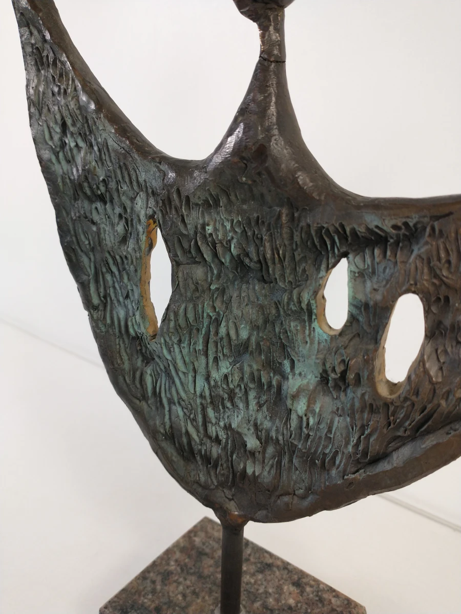 Abstract bronzen beeld op stenen voet - foto 7