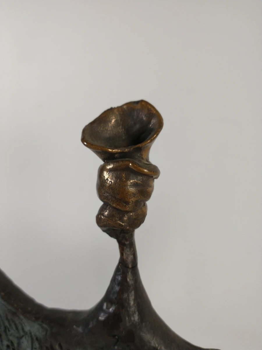 Abstract bronzen beeld op stenen voet - foto 6
