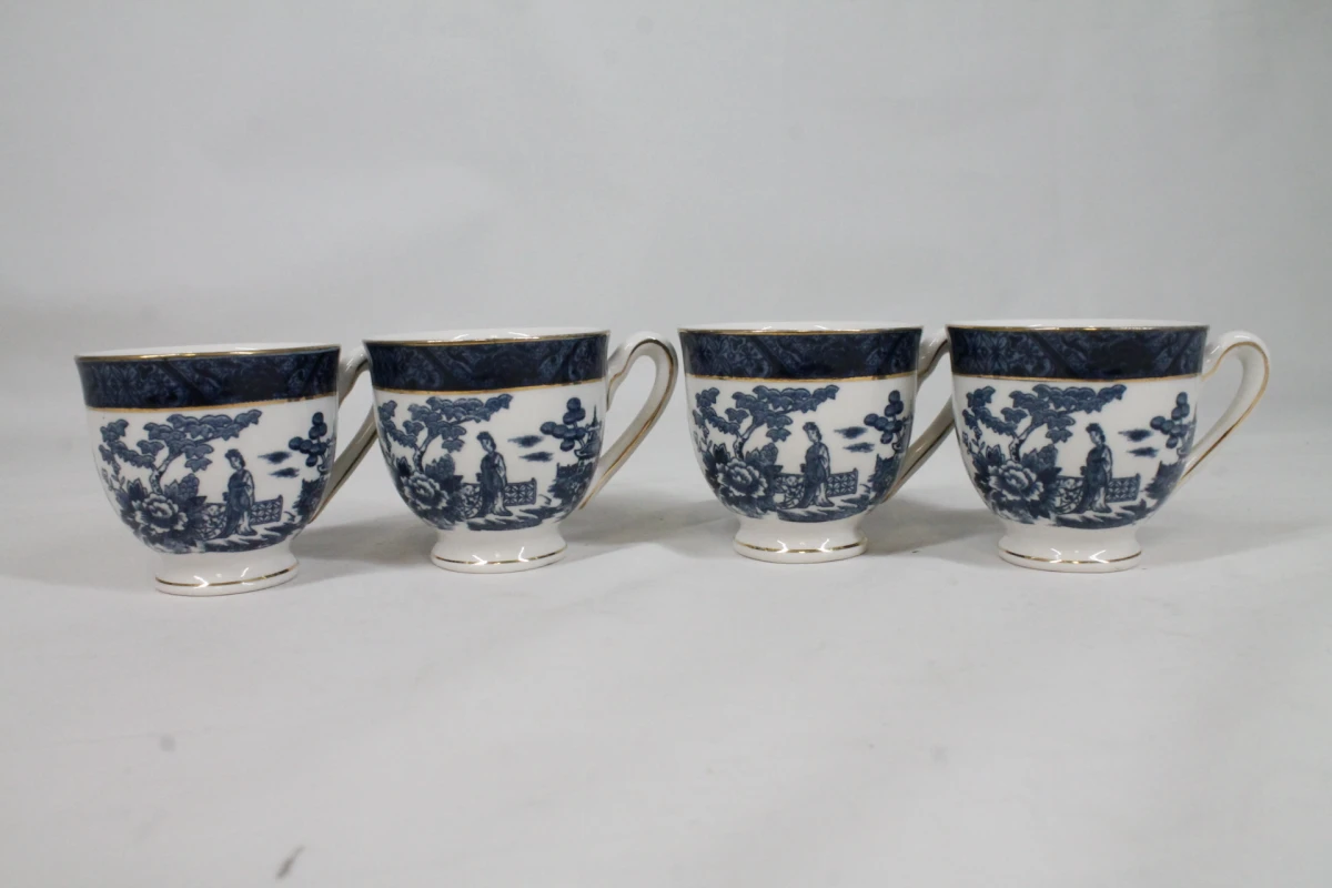 Vintage set van 4 porseleinen kopjes met schotels - foto 6