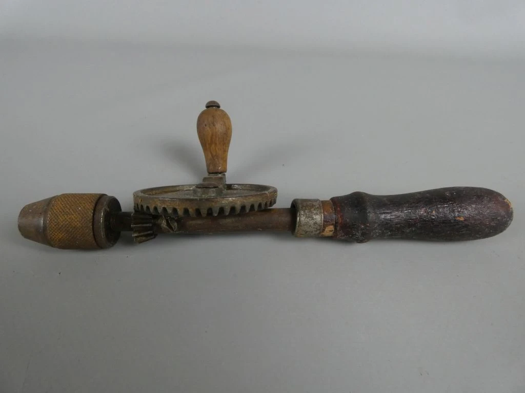 Oude kleine handboor met houten handvat - foto 2