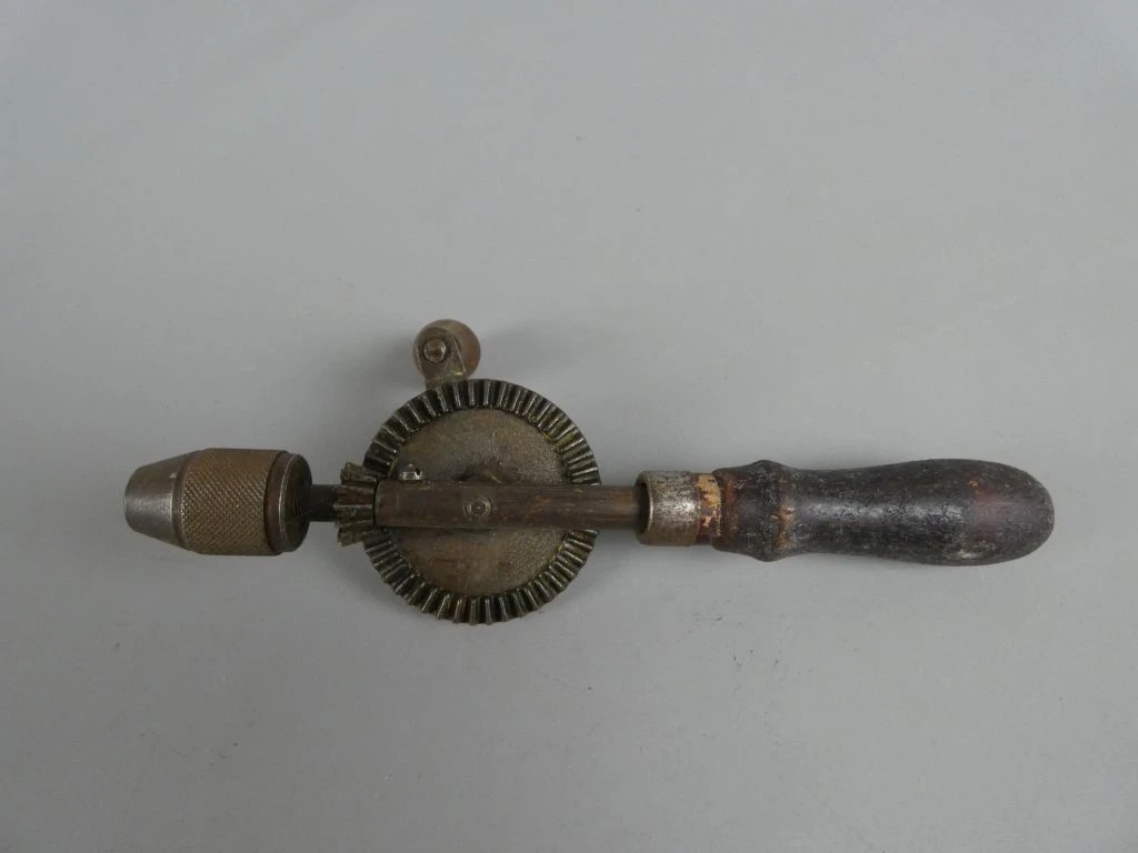 Oude kleine handboor met houten handvat - foto 3