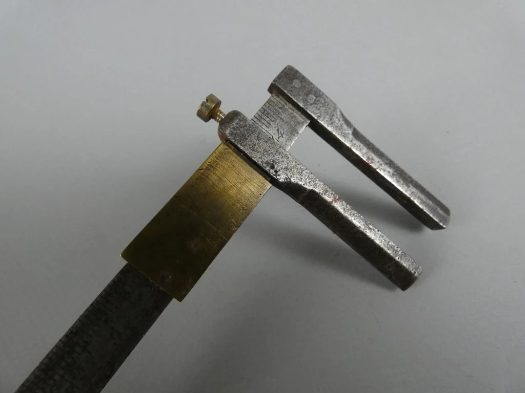 Oude schuifmaat met metalen en messing onderdelen - foto 2