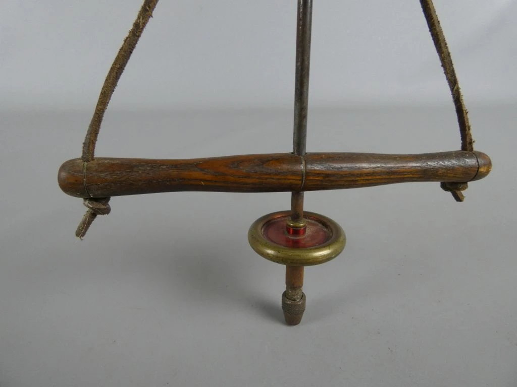 Oude handboor met houten handvat en metalen boorkop - foto 4