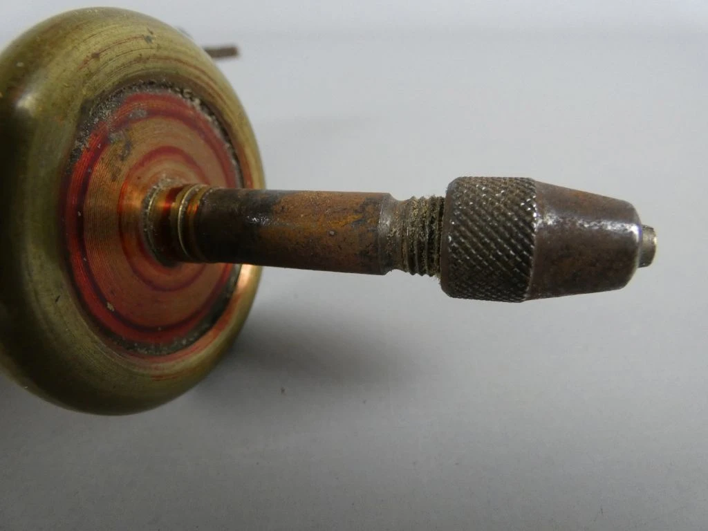 Oude handboor met houten handvat en metalen boorkop - foto 2