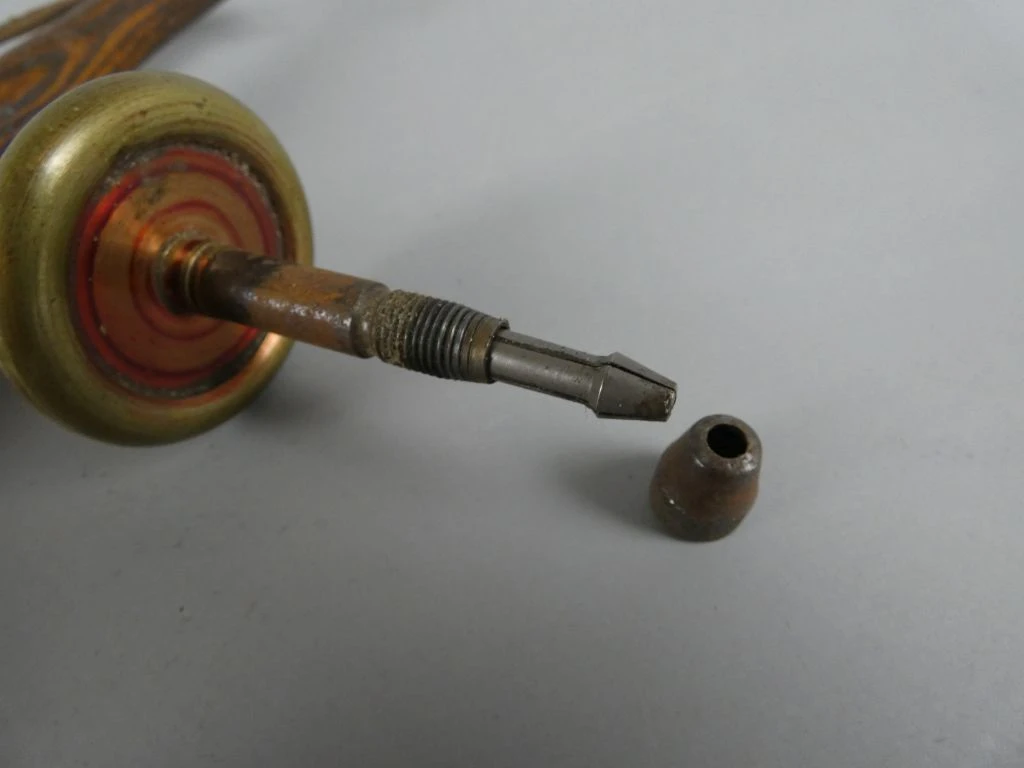 Oude handboor met houten handvat en metalen boorkop - foto 3