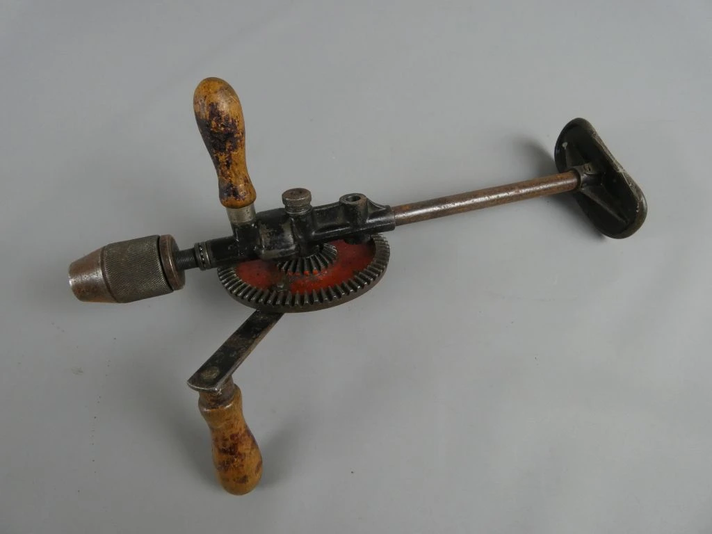 Grote handboor met houten handvatten en metalen tandwiel - foto 2