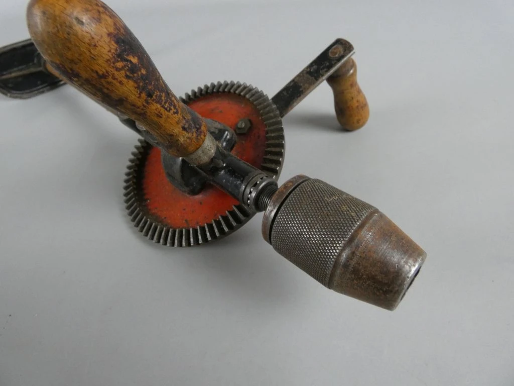 Grote handboor met houten handvatten en metalen tandwiel - foto 3