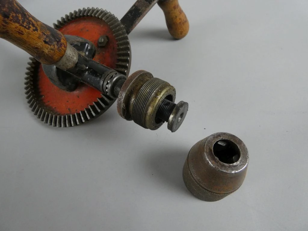 Grote handboor met houten handvatten en metalen tandwiel - foto 4