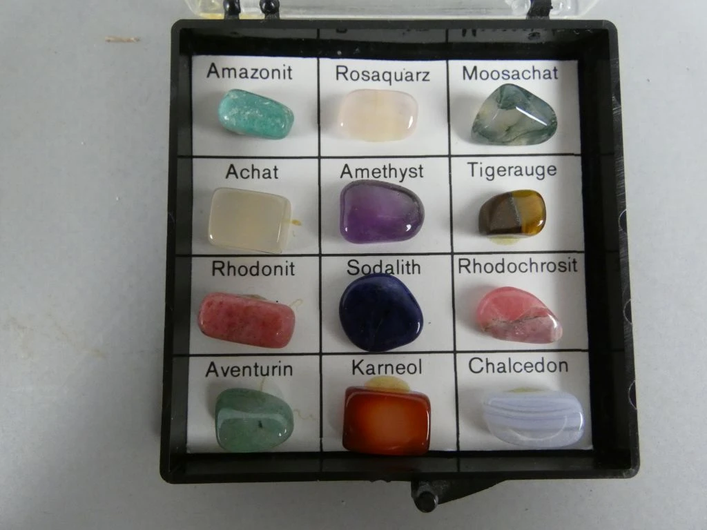 Set van diverse gepolijste kleine edelstenen met overzichtskaart - foto 2