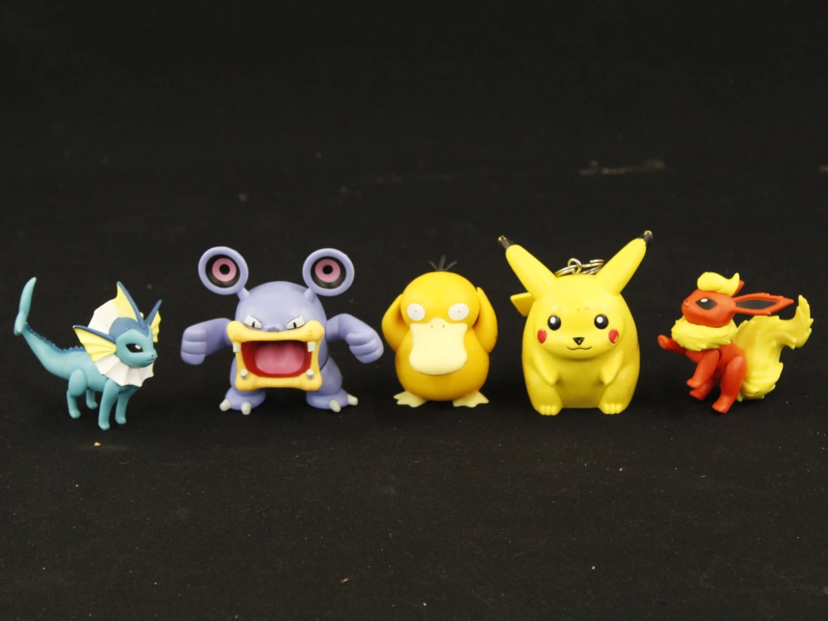 Grote Pokémon-verzameling – knuffels, figuren, boeken, Pokémon TCG-blik, pennenzak - foto 5