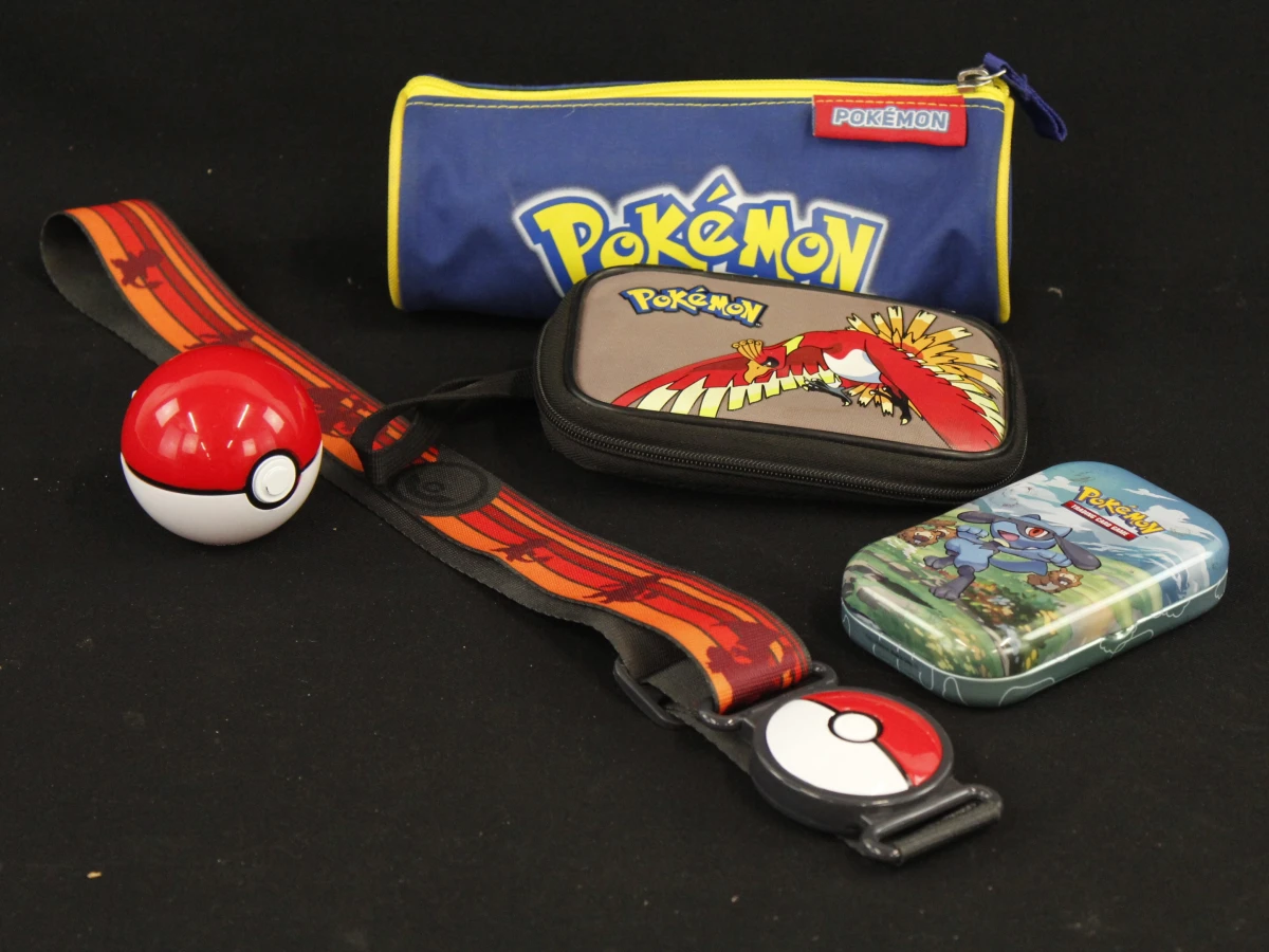 Grote Pokémon-verzameling – knuffels, figuren, boeken, Pokémon TCG-blik, pennenzak - foto 8