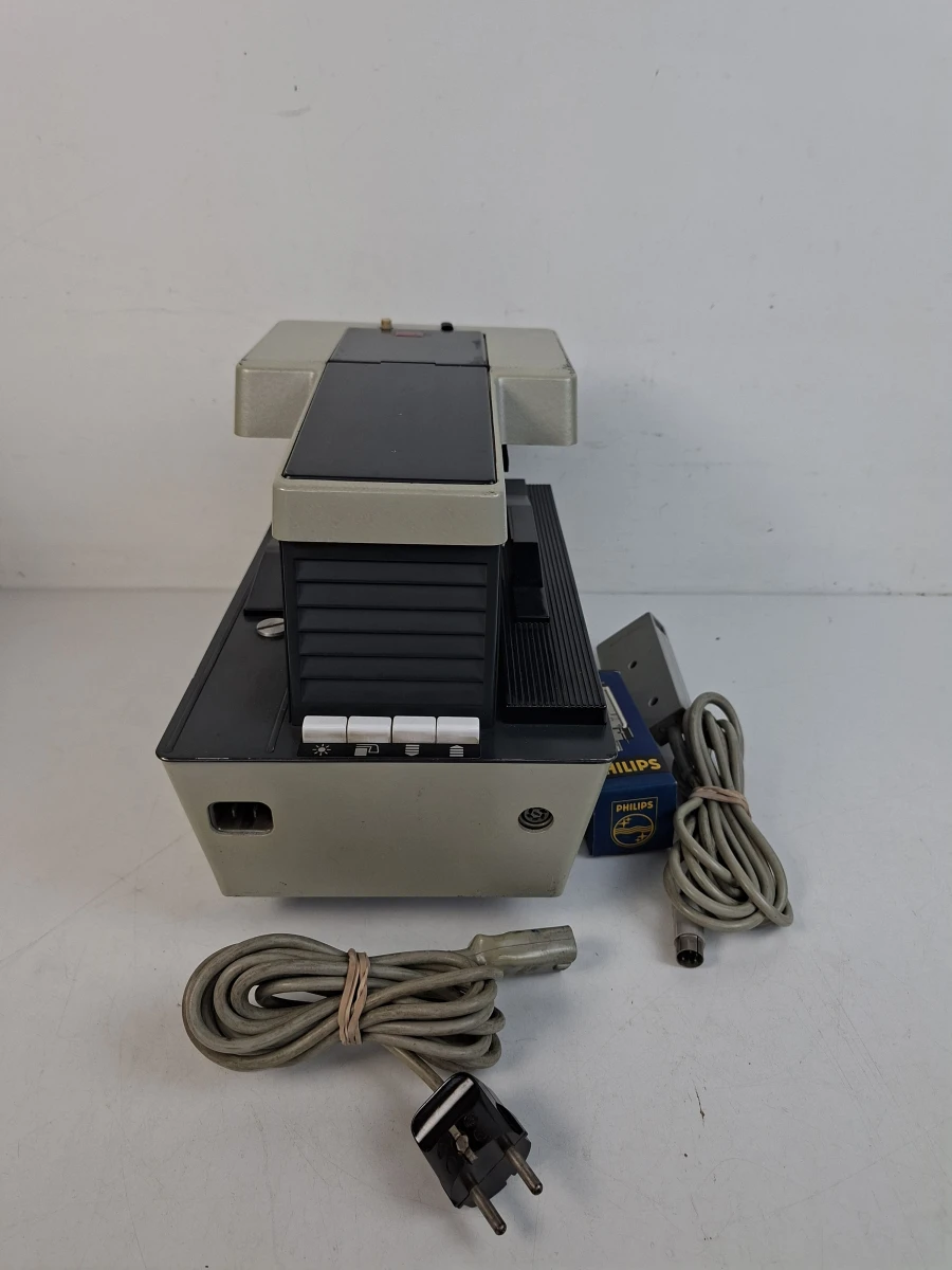 Vintage Rollei P11 Universele Diaprojector – met Originele Koffer & Reservelamp! - foto 4