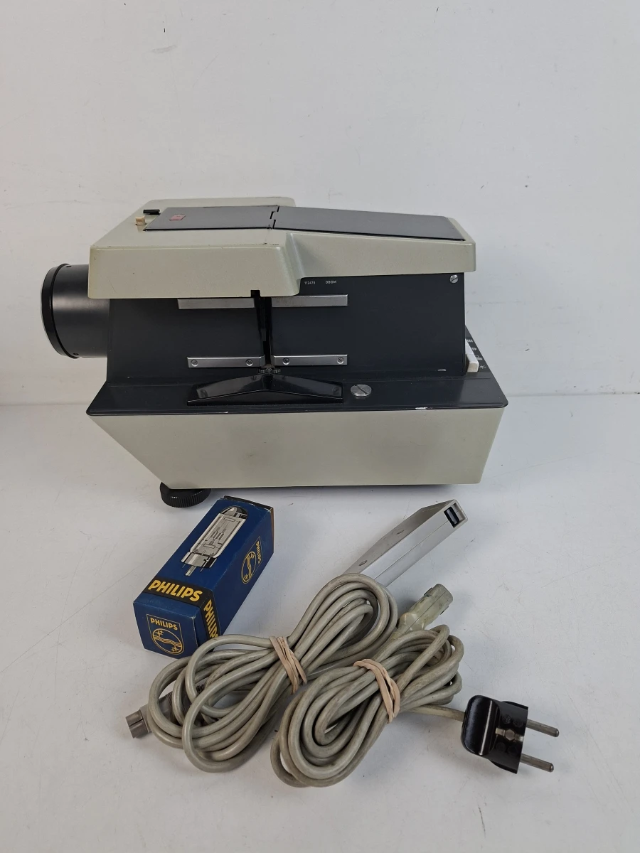 Vintage Rollei P11 Universele Diaprojector – met Originele Koffer & Reservelamp! - foto 3