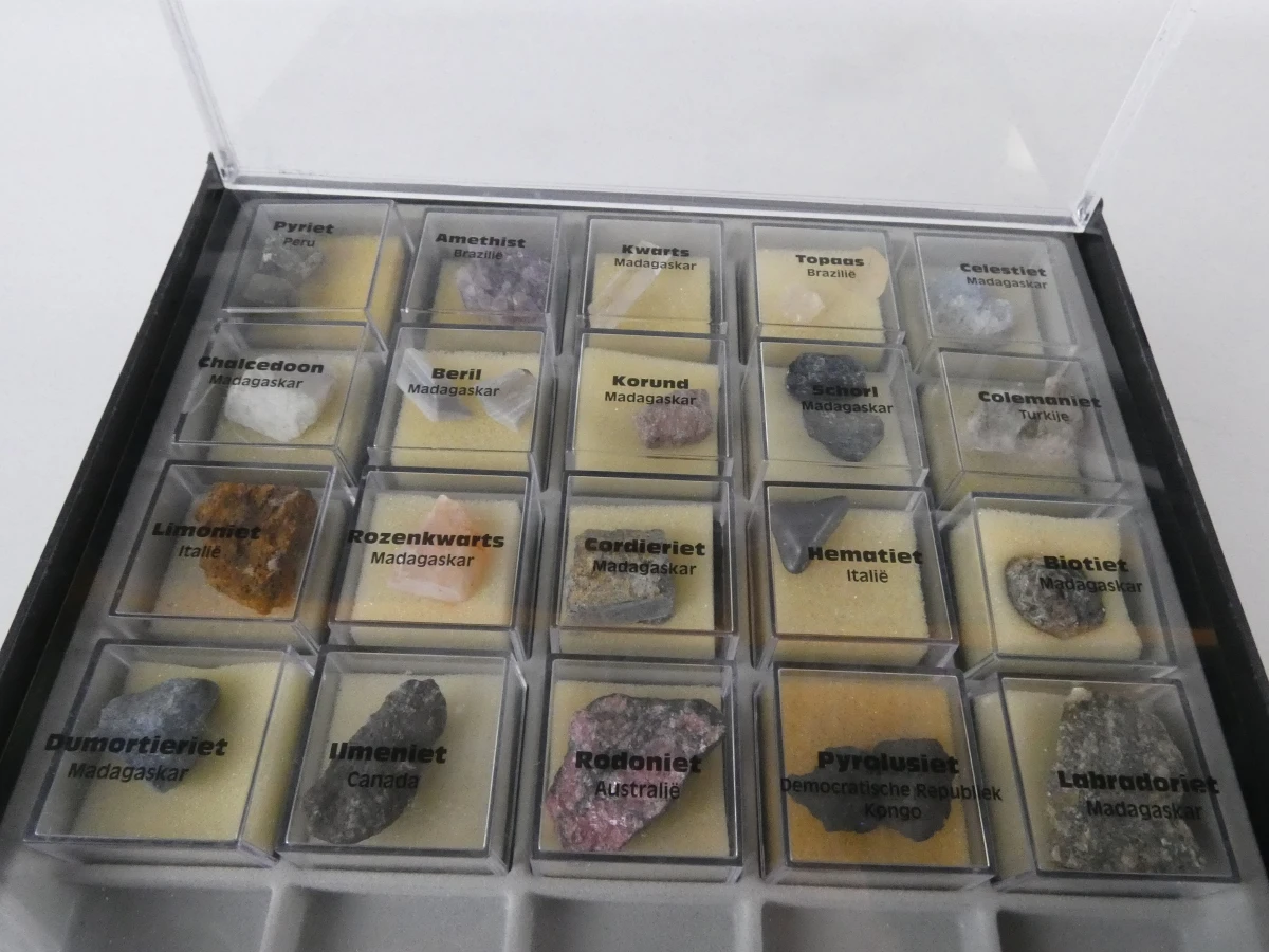 Mineralen- en edelstenenverzameling in diverse dozen - foto 5