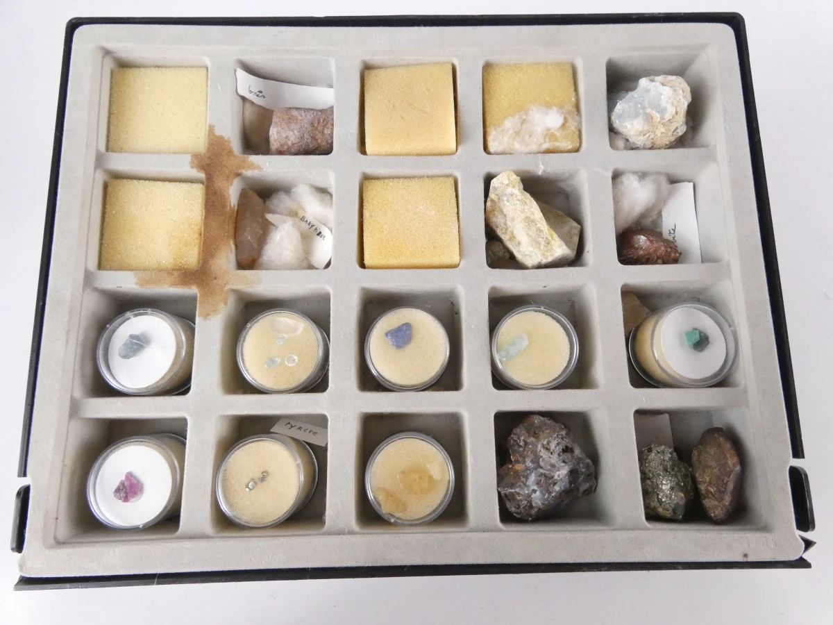 Mineralen- en edelstenenverzameling in diverse dozen - foto 10