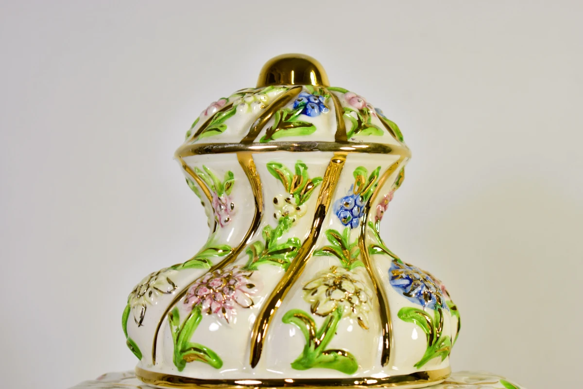 Decoratieve keramische dekselvaas met bloemen en gouddecor - foto 2