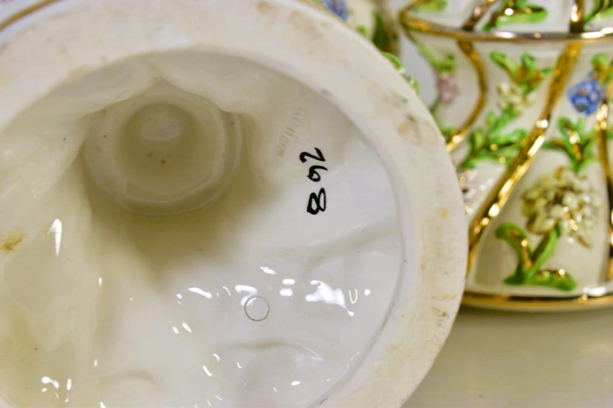 Decoratieve keramische dekselvaas met bloemen en gouddecor - foto 6