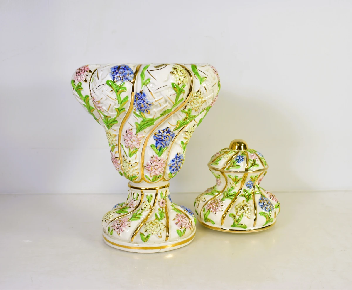 Decoratieve keramische dekselvaas met bloemen en gouddecor - foto 4