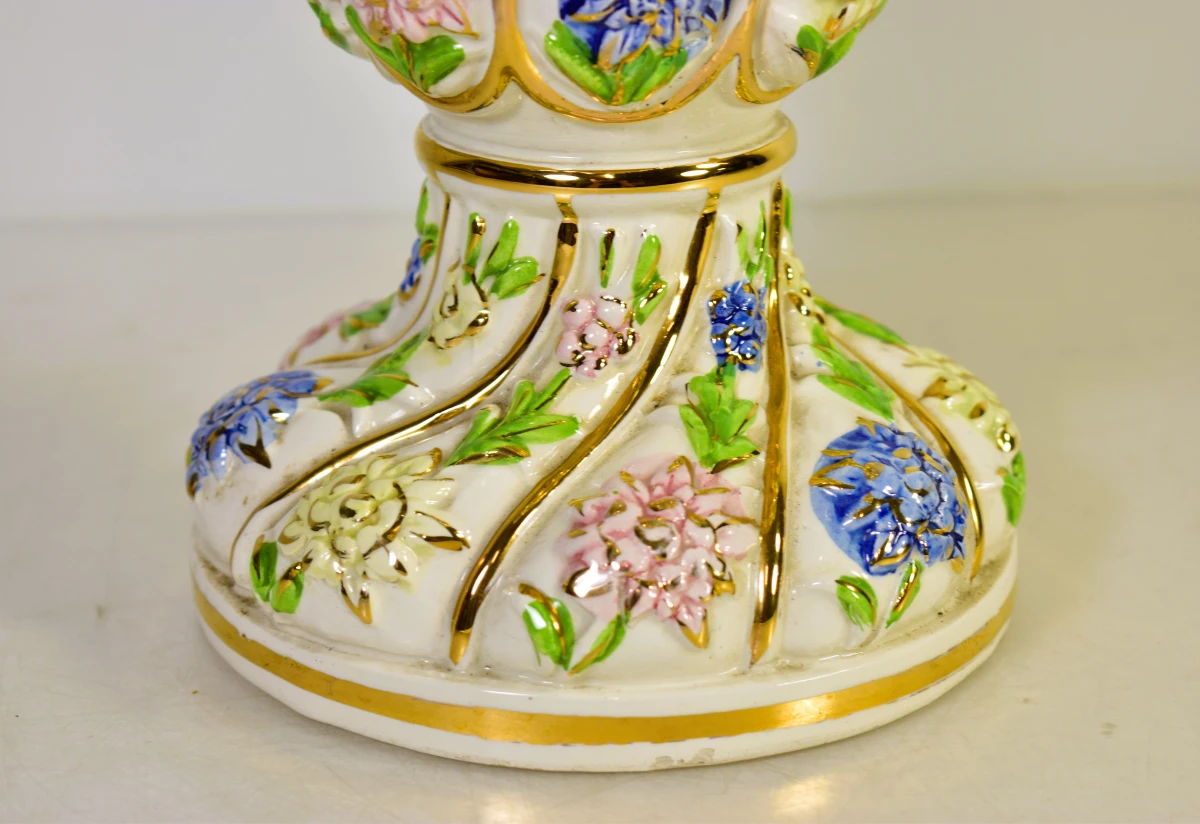 Decoratieve keramische dekselvaas met bloemen en gouddecor - foto 3
