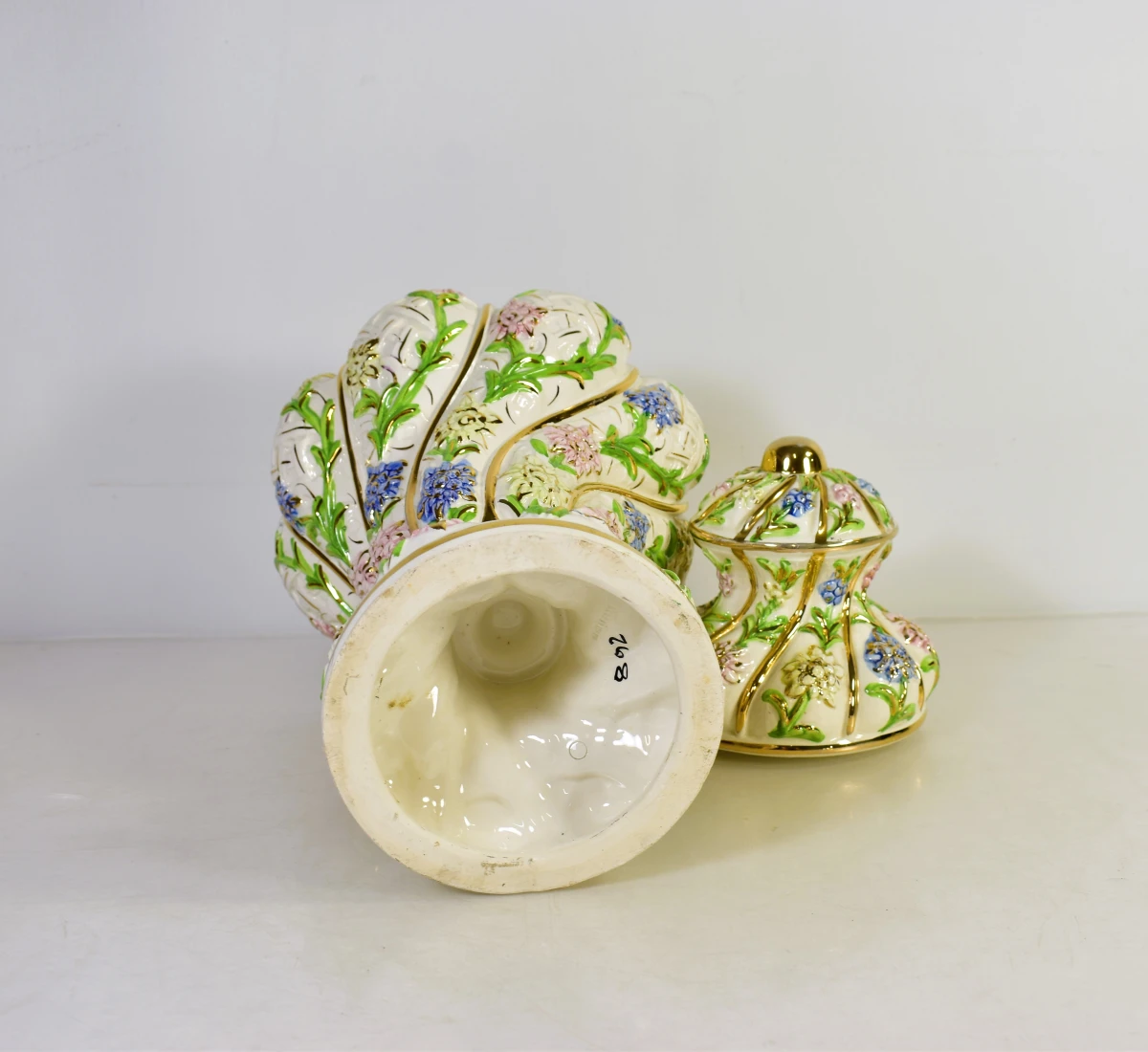 Decoratieve keramische dekselvaas met bloemen en gouddecor - foto 5